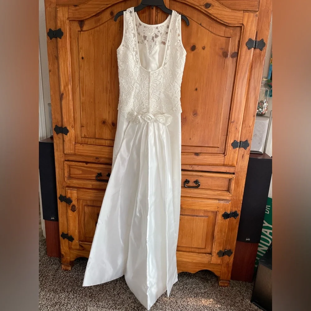 Mon Cheri Wedding Dress,Vintage Circa 1990s,Floral Lace,Sheath,Size 8,Sleeveless